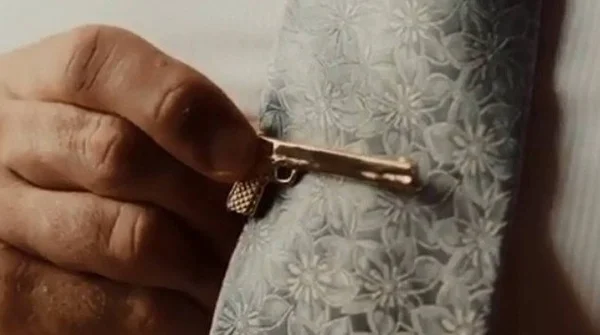Em casamento, Eduardo Bolsonaro usa clip de gravata em formato de arma