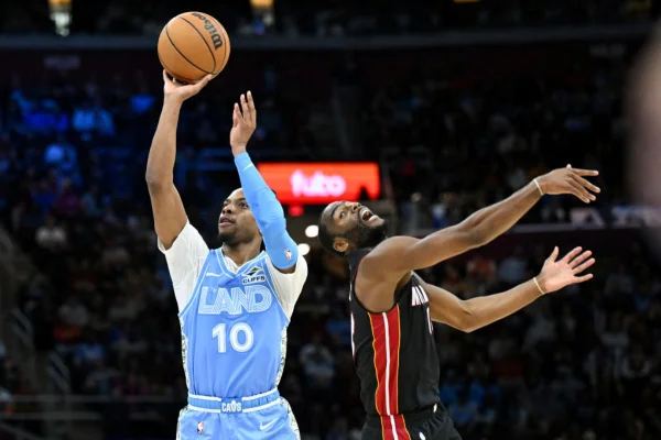 Imagem colorida de jogador marcando cesta pelo Cleveland Cavaliers - Metrópoles