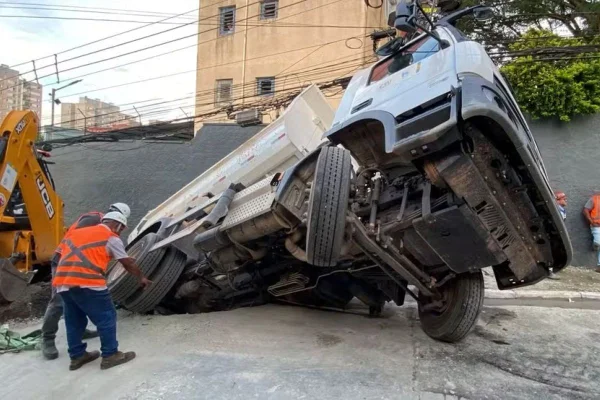 Caminhão é engolido por cratera - Metrópoles