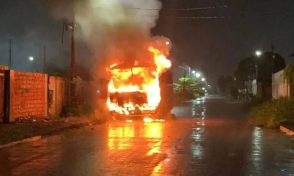 imagem colorida onibus incendiado rondonia