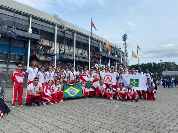 Delegação de atletas enfileirados