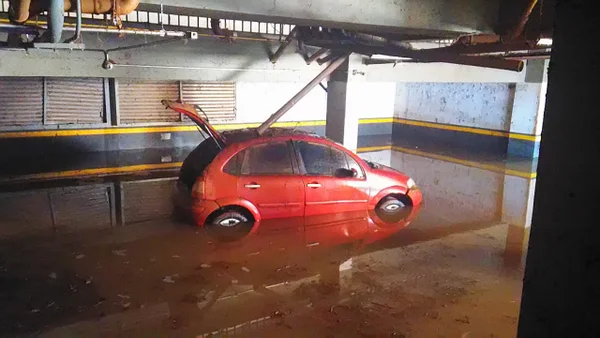 Alagamentos destroem carros e motoristas cobrarão prejuízos na Justiça