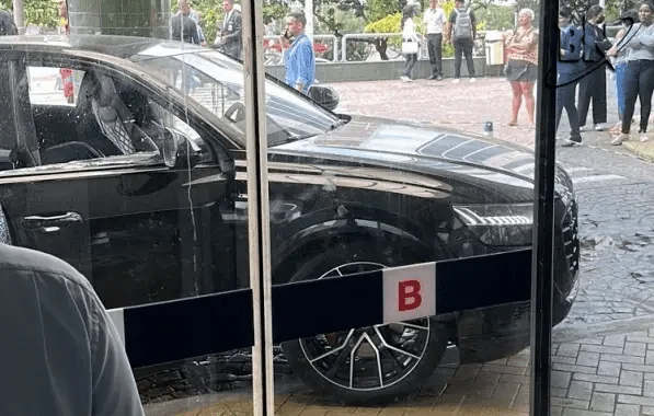 Homem é morto em frente a hospital e carro invade unidade de saúde