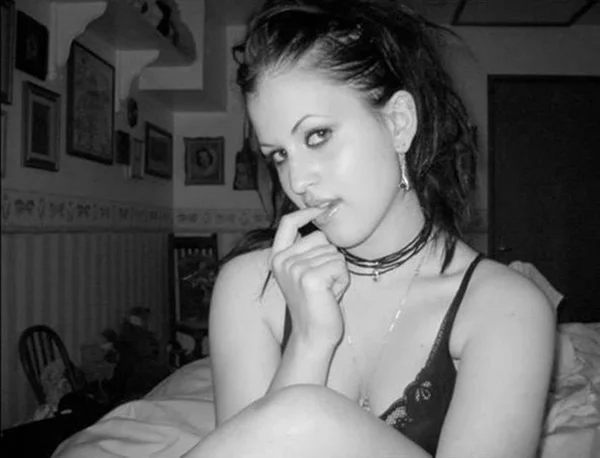 Foto de mulher na cama viraliza na web por um pequeno detalhe