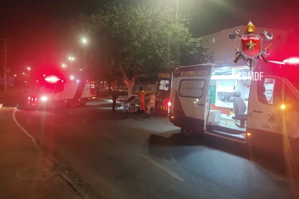Viatura e bombeiro socorrem pessoa em rua