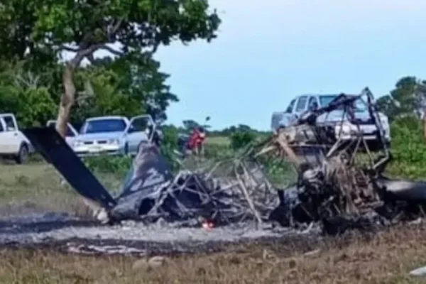 Imagem colorida de queda de avião