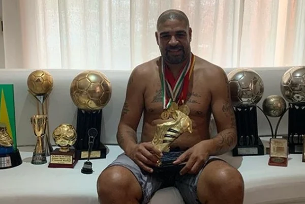 Sem camisa, Adriano Imperador mostra sofá de troféus: “Obrigado”