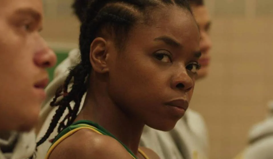 <b> Minha Primeira Luta (2018) — </b> Filme original Netflix, conta a história de Mo (Elvire Emanuelle). Para impressionar o pai, Darrel (Yahya Abdul-Mateen II), a jovem começa a praticar luta livre. Ela faz de tudo para ser parte de uma equipe só de meninos, tendo que lutar contra o sexo oposto de igual para igual <b> Minha Primeira Luta (2018) — </b> Filme original Netflix, conta a história de Mo (Elvire Emanuelle). Para impressionar o pai, Darrel (Yahya Abdul-Mateen II), a jovem começa a praticar luta livre. Ela faz de tudo para ser parte de uma equipe só de meninos, tendo que lutar contra o sexo oposto de igual para igual
