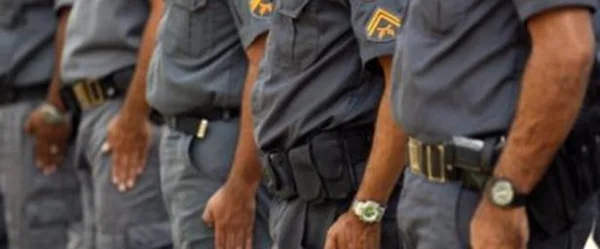 PMs são presos por estupro de jovem de 18 anos dentro de viatura no RJ