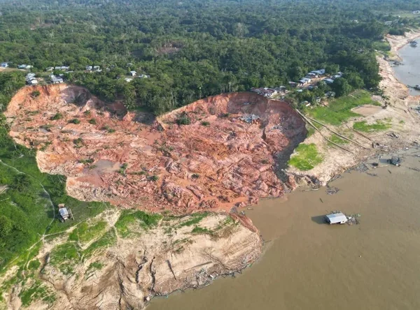 Imagem colorida da Vila Armã, no Amazonas, afetada pelo deslizamento de terra causado por erosão - Metrópoles