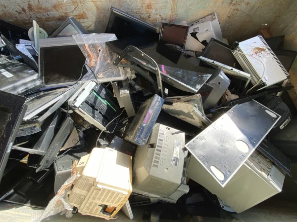 Fotografia colorida mostrando computadores jogados na rua-Metrópoles
