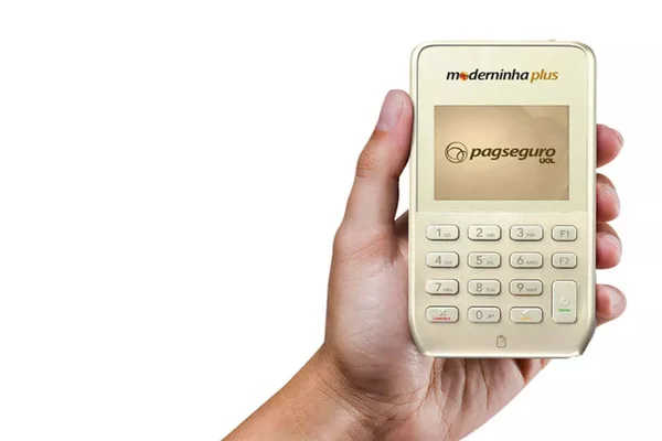 mão segura máquina de cartão