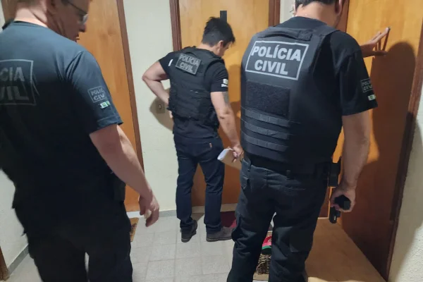 Policiais cumprem mandados de busca e apreensão