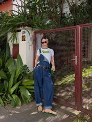 Combinações com peças inesperadas, como a jardineira jeans, adicionam mais personalidade