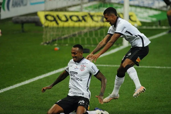 Com gols de zagueiros, Corinthians bate Inter de Limeira e vai à semi