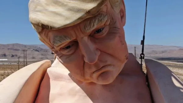 Estátua gigante de Trump pelado é inaugurada em Las Vegas. Veja fotos