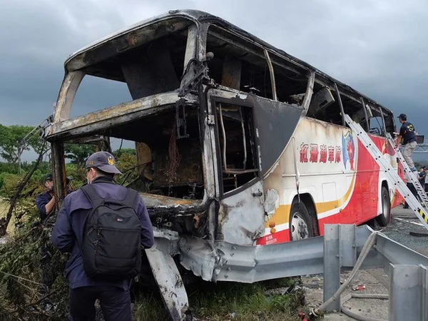 Ônibus cai em abismo no Peru, mata oito e fere 40 pessoas