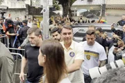 Flávio chega para votar no Rio