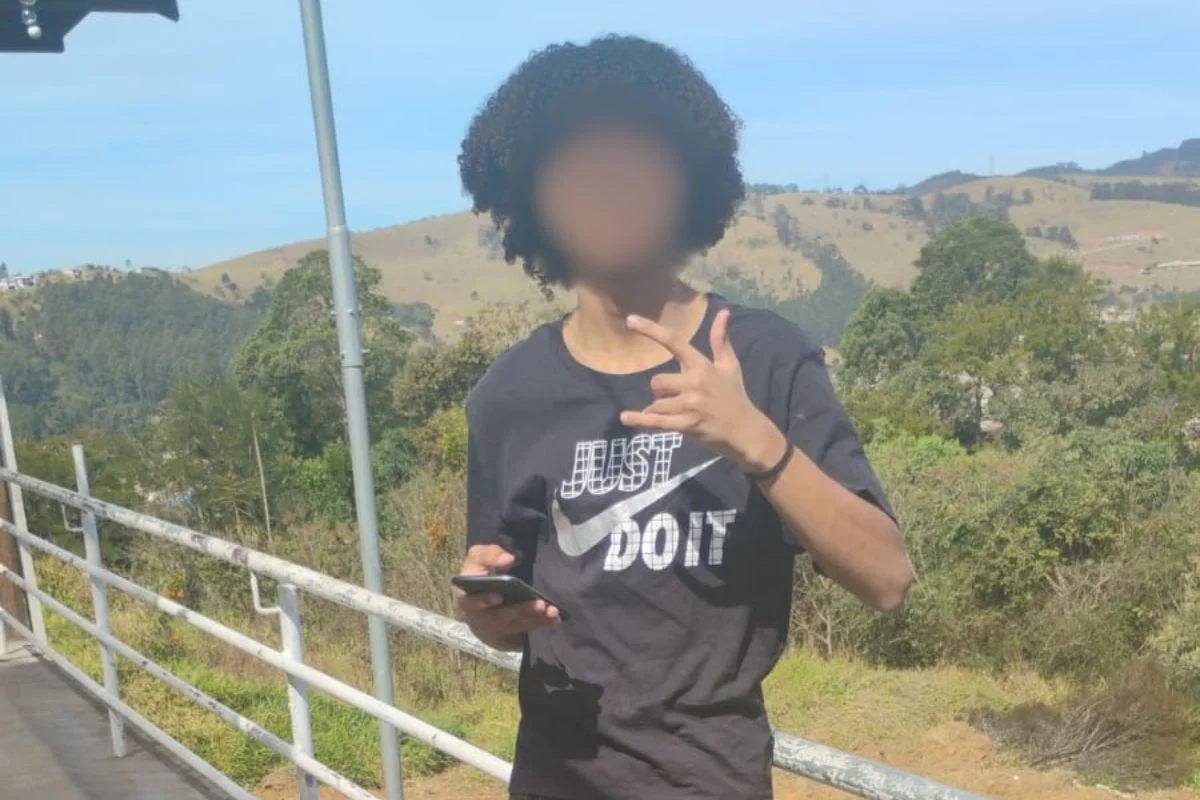 O adolescente J., de 17 anos, passou 15 dias internado injustamente na Fundação Casa apenas com base na descrição do cabelo O adolescente J., de 17 anos, passou 15 dias internado injustamente na Fundação Casa apenas com base na descrição do cabelo