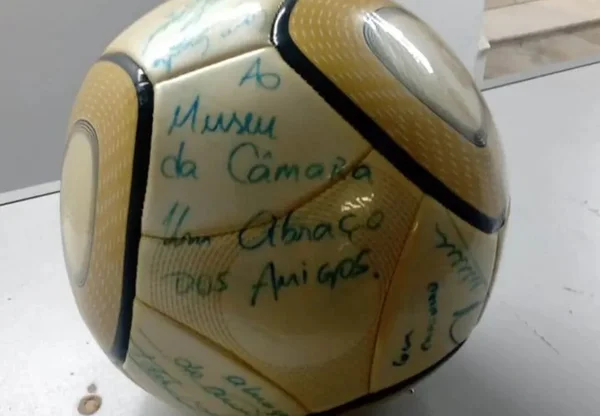 Bola assinada por Neymar desaparecida em ato golpista é achada em SP