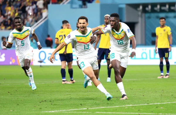 Ismaila Sarr, do Senegal, comemora com seus companheiros de equipe depois de marcar o primeiro gol de seu time de pênalti durante a partida do Grupo A da Copa do Mundo do Catar entre Equador e Senegal no Khalifa International Stadium em Doha, Catar - Metrópoles