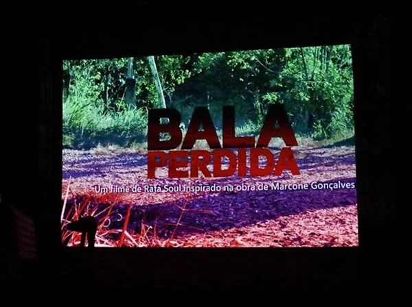 Imagem colorida do espetáculo Bala Perdida