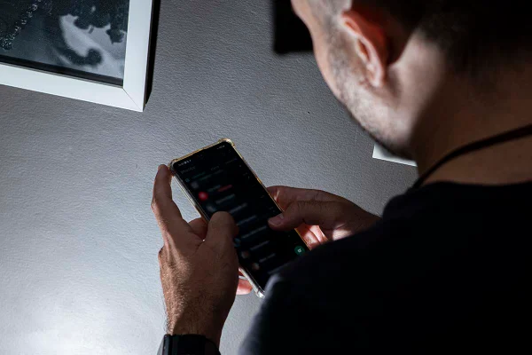Homem usando o Celular
