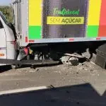 Fotografia colorida de caminhão em atropelamento na cidade de Curitiba