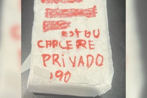 Foto colorida de bilhete escrito em papel higiênico deixado por mulher vítima de violência - Metrópoles