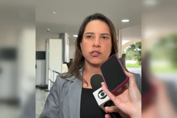 Imagem colorida mostra a governadora Raquel Lyra - Metrópoles