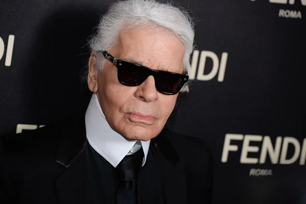 Celebridades reinterpretam camisa branca de Lagerfeld para ação social