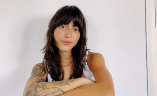 Menina branca com cabelo repicado em fundo branco