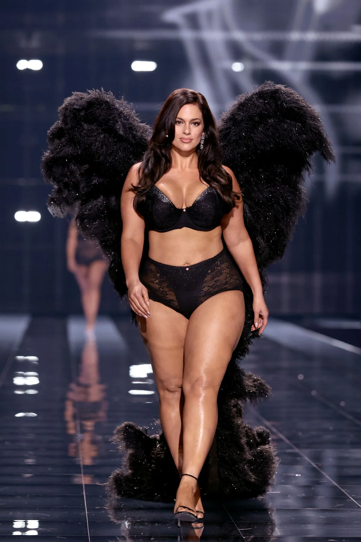 As asas usadas por Ashley Graham também causaram uma impressão negativa no público As asas usadas por Ashley Graham também causaram uma impressão negativa no público