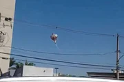 Moradores registraram o balão caindo