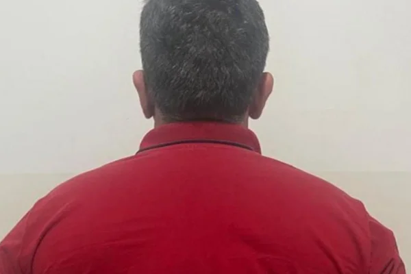 Imagem colorida de um homem com blusa vermelha