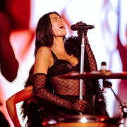 Dua Lipa durante show em São Paulo