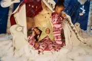 Rihanna posa em clima natalino com os 3 filhos e encanta fãs
Rihanna posa em clima natalino com os 3 filhos e encanta fãs