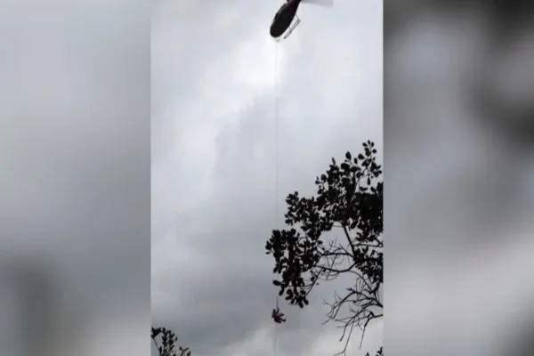 Uma mulher cai de uma altura de cinco metros enquanto fazia rapel na Cascata Paraíso