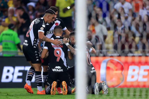 Jogadores do Vasco celebram durante jogo de futebol - Metrópoles