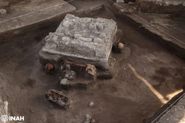 Imagem colorida mostra altar na cidade de Tula, no México - Metrópoles