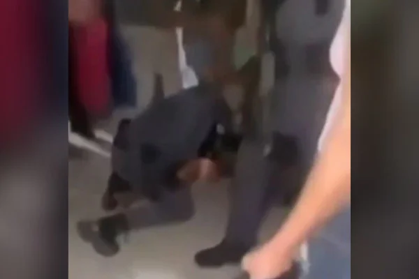 Imagem colorida mostra PMs durante abordagem a jovem na cidade de Santos - Metrópoles