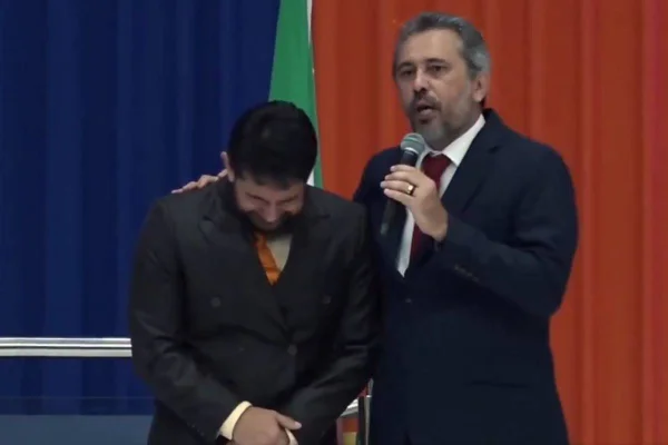 Imagem colorida do governador Elmano