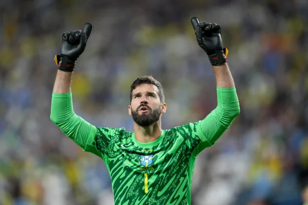 Foto colorida do goleiro Alisson com a camisa da Seleção Brasileira - Metrópoles