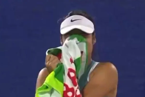 Imagem colorida de Emma Raducanu chorando - Metrópoles