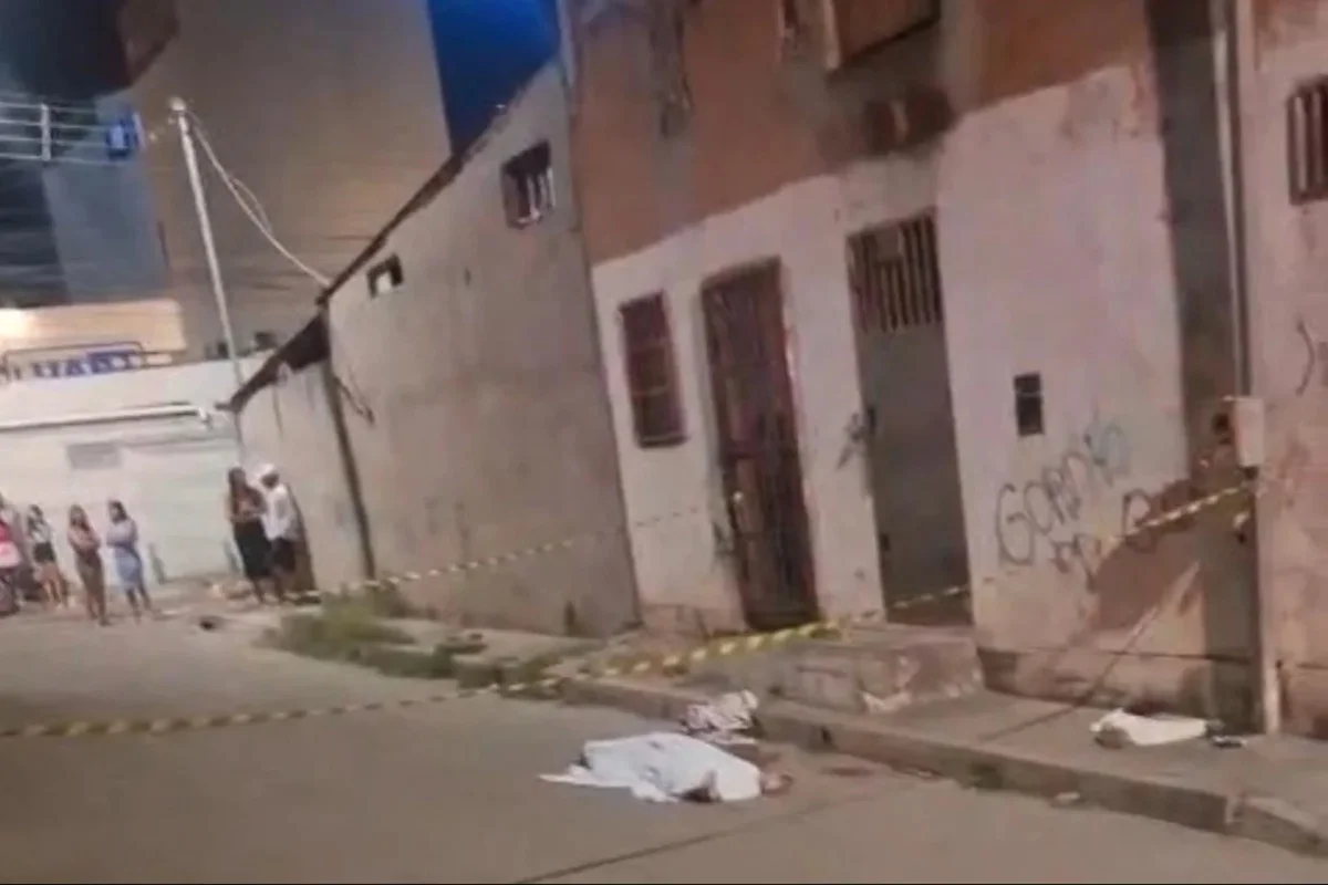 Camila Pereira Lopes foi morta pelo ex-companheiro em via pública Camila Pereira Lopes foi morta pelo ex-companheiro em via pública