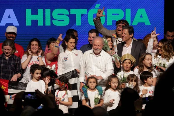 lula com apoiadores e crianças