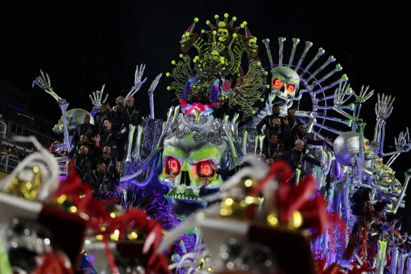 integrante da Beija-Flor de Nilópolis se apresenta durante os desfiles do Carnaval de 2026 METROPOLES