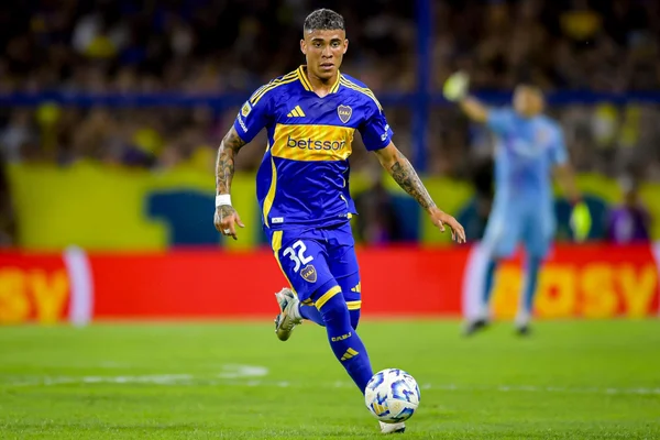 Foto colorida de Ayrton Costa, zagueiro do Boca Juniors - Metrópoles