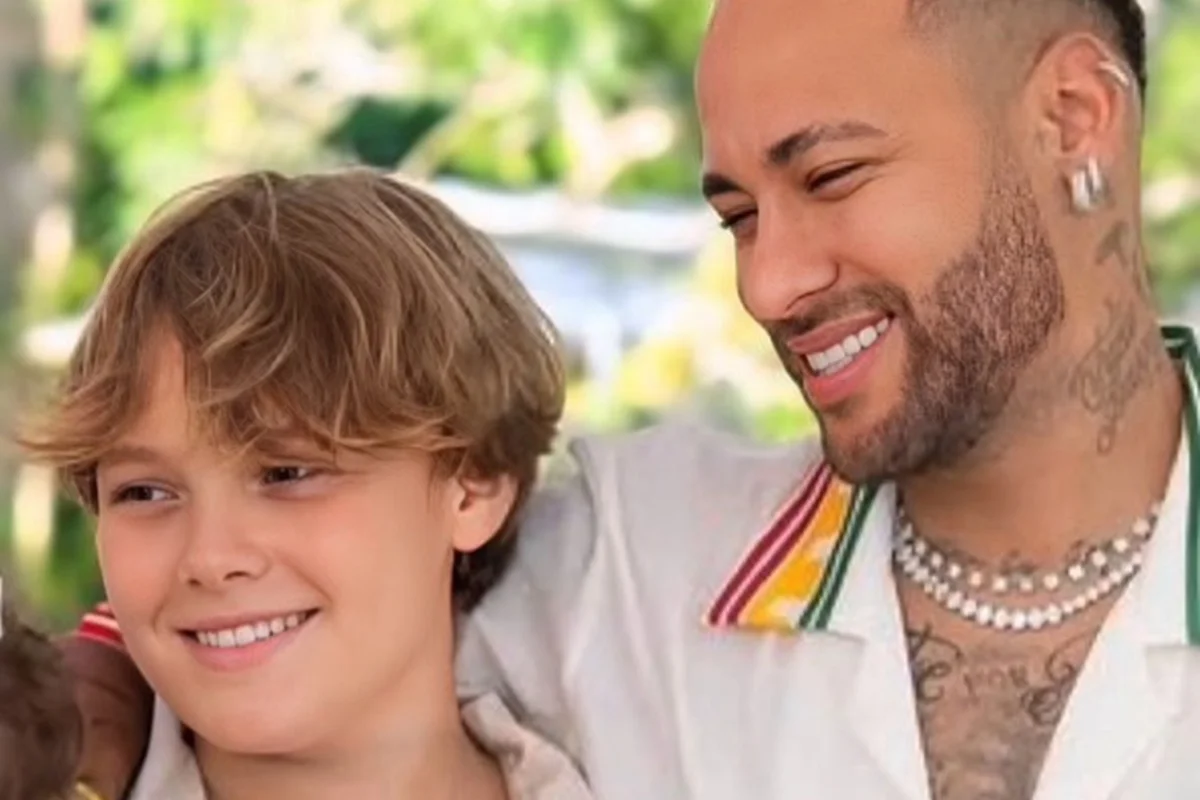 Neymar e Davi Lucca posam juntos e sorridentes para as redes sociais Neymar e Davi Lucca posam juntos e sorridentes para as redes sociais