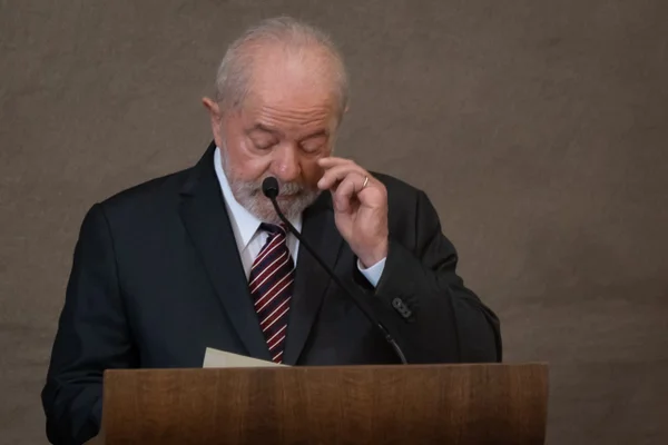 Lula, presidente eleito, chora em pulpito durante discurso em sua diplomação no TSE por lembrar dos questionamentos por não ter diploma superior - Metrópoles